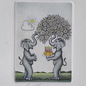 Op de afbeelding: Een grillige illustratie met twee grijze olifanten die vieren. Eén houdt een taart met brandende kaarsen vast, de ander presenteert een boom met witte bloemen. Zon en wolk op de achtergrond, met groen gras eronder.