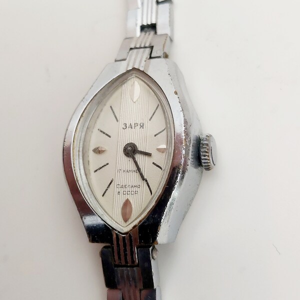 Frauen Cocktail Uhr Oval Silver Shade ZARIA / Damen Abend Uhr Retro / Armreif Armbanduhr für Dame / Vintage Mädchen Uhr Minimalist Geschenk