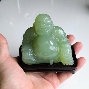 Grüne Nephrit Jade geschnitzte Buddha Figur auf Holzsockel, 1970