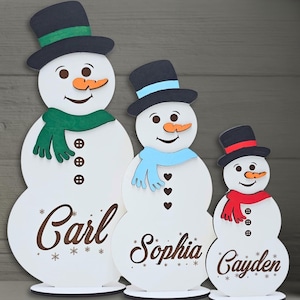 Boneco de neve autônomo personalizado – Decoração de Natal, Nome de lugar de mesa, Lembrancinha de casamento de inverno, Enfeite de Natal, Presente de boneco de neve de madeira, Fabricado nos EUA