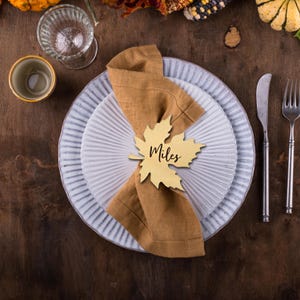 Etiquetas con nombre para decoración de Acción de Gracias, decoración del hogar de madera con hojas de arce, regalos de boda rústicos, obsequios de fiesta de otoño, tarjeta de lugar para Friendsgiving, decoración de calabaza