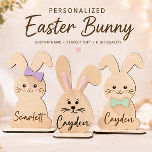 Op de afbeelding: Houten paashaasdecoraties met gepersonaliseerde namen. De konijnen hebben paarse en mintgroene strikjes. De tekst op de afbeelding luidt "PERSONALIZED Easter Bunny".