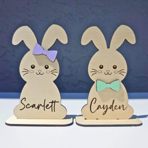 Personalisierte freistehende Hasen-Tischkarten - Benutzerdefinierte Ostertischdekoration | Korb Namensschilder | Ostergeschenk | Korbfüller | Gastgeschenke