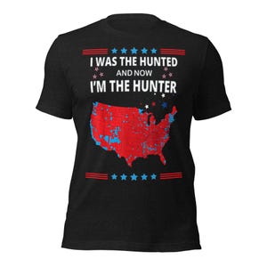 Camiseta "Fui cazado y ahora soy cazador", divertida frase de veterano militar con camuflaje de cazador, humor de combate y supervivencia, mapa de ondas rojas de EE. UU.