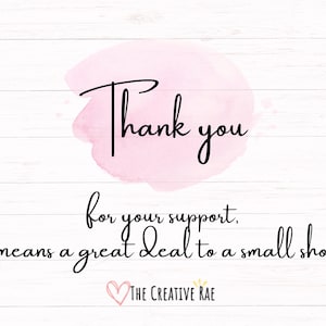 Pu&ograve; includere: Uno sfondo acquerellato rosa con il testo "Grazie per il tuo supporto, significa molto per un piccolo negozio!" e il testo "THE CREATIVE RAE" in nero.