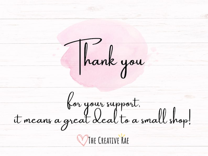 Pu&ograve; includere: Uno sfondo acquerellato rosa con il testo "Grazie per il tuo supporto, significa molto per un piccolo negozio!" e il testo "THE CREATIVE RAE" in nero.
