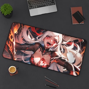 Może przedstawiać: Podkładka pod mysz w stylu anime z postacią kobiety o długich białych włosach i czerwonych oczach. Postać ma na sobie czarną i czerwoną sukienkę i ma na sobie rozpryskane krew. Podkładka pod mysz ma ognisty pomarańczowy kolor.