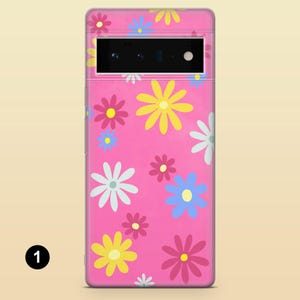 Pode incluir: Uma capa de telefone rosa com um padr&atilde;o floral. As flores s&atilde;o amarelas, brancas, azuis e vermelhas.