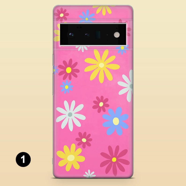 Pode incluir: Uma capa de telefone rosa com um padr&atilde;o floral. As flores s&atilde;o amarelas, brancas, azuis e vermelhas.