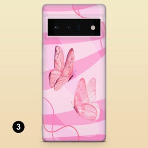 Pode incluir: Capa de telefone rosa com um design de duas borboletas cor-de-rosa sobre um fundo listrado rosa e branco.