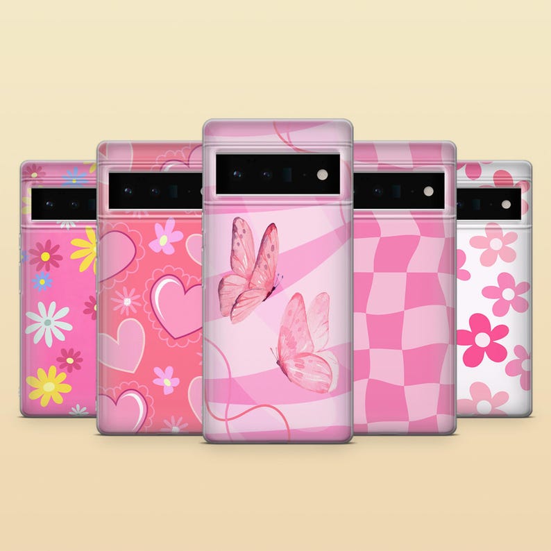 Pode incluir: Cinco capas de telefone cor-de-rosa com diferentes designs. Os designs incluem um padr&atilde;o xadrez rosa e branco, um padr&atilde;o floral rosa e branco, um padr&atilde;o de borboleta rosa e branco, um padr&atilde;o de cora&ccedil;&atilde;o rosa e branco e um padr&atilde;o de linhas onduladas rosa e branco.