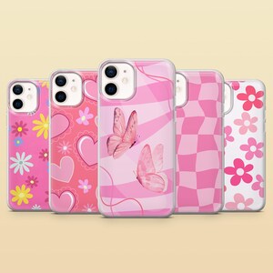 Pode incluir: Cinco capas de telefone diferentes com designs rosa e branco. Os designs incluem borboletas, cora&ccedil;&otilde;es, flores e padr&otilde;es xadrez.