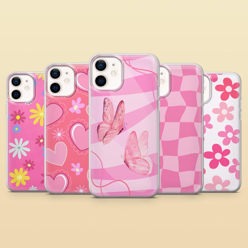 Pode incluir: Cinco capas de telefone diferentes com designs rosa e branco. Os designs incluem borboletas, cora&ccedil;&otilde;es, flores e padr&otilde;es xadrez.