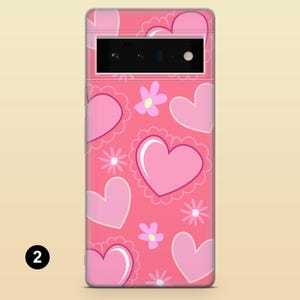Pode incluir: Capa de telefone rosa com um padr&atilde;o de cora&ccedil;&otilde;es rosas e flores brancas.