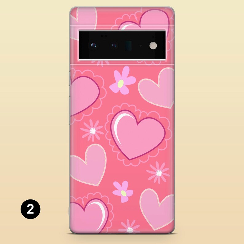 Pode incluir: Capa de telefone rosa com um padr&atilde;o de cora&ccedil;&otilde;es rosas e flores brancas.