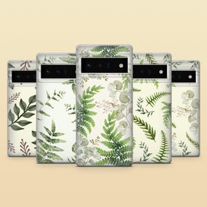 Op de afbeelding: Vijf telefoonhoesjes met een botanisch ontwerp met groene varen- en bladerpatronen op een crèmekleurige achtergrond. De hoesjes hebben een heldere, glanzende afwerking en een rechthoekige vorm met een camera-uitsparing.