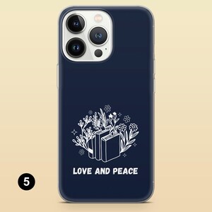 Może przedstawiać: Granatowe etui na telefon z białym kwiatowym wzorem, dwoma książkami i napisem "LOVE AND PEACE". Etui jest przeznaczone do smartfona i ma przezroczystą obw&oacute;dkę.