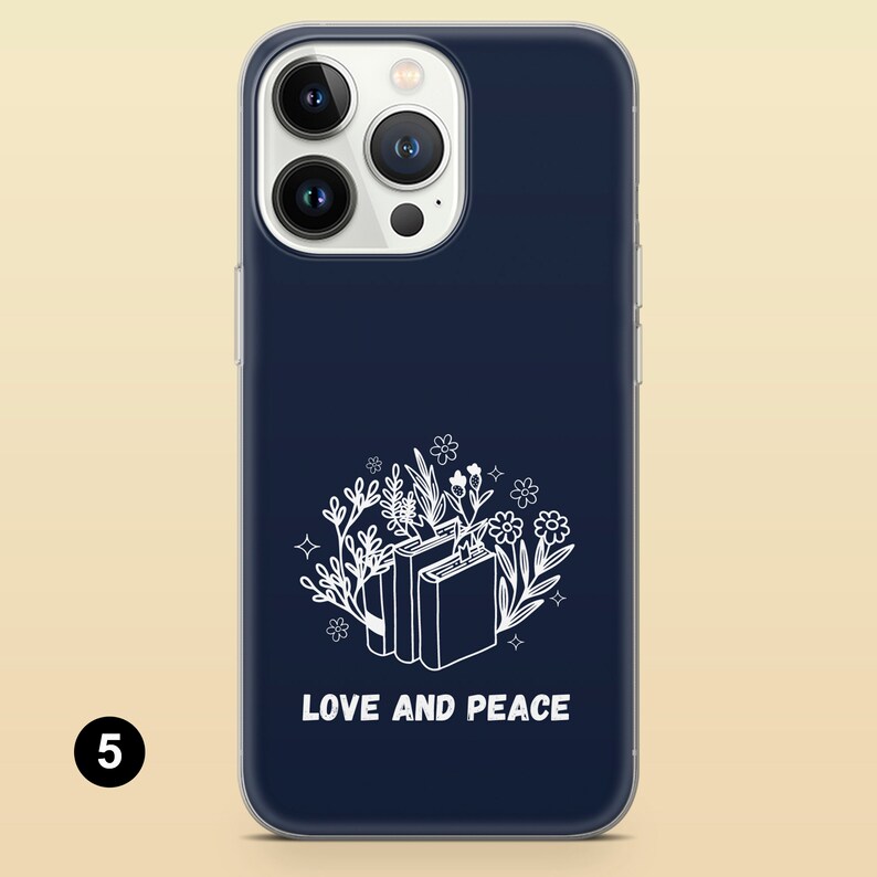 Może przedstawiać: Granatowe etui na telefon z białym kwiatowym wzorem, dwoma książkami i napisem "LOVE AND PEACE". Etui jest przeznaczone do smartfona i ma przezroczystą obw&oacute;dkę.