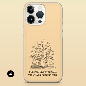Może przedstawiać: Przezroczyste etui na telefon z kwiatowym wzorem i cytatem: &bdquo;ONCE YOU LEARN TO READ, YOU WILL BE FOREVER FREE&rdquo;. Telefon ma jasne, brzoskwiniowe tło.