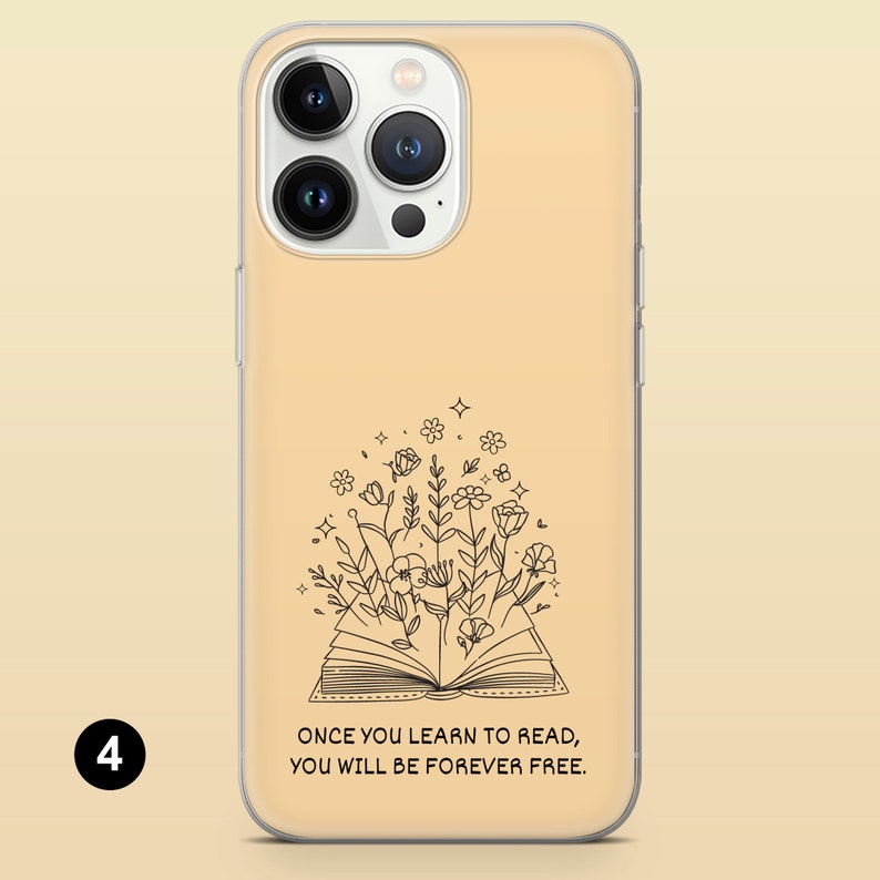 Może przedstawiać: Przezroczyste etui na telefon z kwiatowym wzorem i cytatem: &bdquo;ONCE YOU LEARN TO READ, YOU WILL BE FOREVER FREE&rdquo;. Telefon ma jasne, brzoskwiniowe tło.