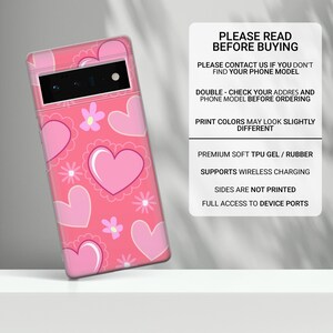 Pode incluir: Uma capa de telefone rosa com um padr&atilde;o de cora&ccedil;&otilde;es rosa e flores brancas. A capa &eacute; feita de gel TPU macio e borracha e suporta carregamento sem fio. Os lados da capa n&atilde;o s&atilde;o impressos e tem acesso completo &agrave;s portas do dispositivo. LEIA ANTES DE COMPRAR. ENTRE EM CONTACTO CONNOSCO SE N&Atilde;O ENCONTRAR O SEU MODELO DE TELEFONE. VERIFIQUE O SEU ENDERE&Ccedil;O E MODELO DE TELEFONE ANTES DE EFETUAR A ENCOMENDA. AS CORES DE IMPRESS&Atilde;O PODEM PARECER LEVEMENTE DIFERENTES. GEL TPU MACIO PREMIUM / BORRACHA. SUPORTA CARREGAMENTO SEM FIOS. OS LADOS N&Atilde;O S&Atilde;O IMPRESSOS. ACESSO COMPLETO &Agrave;S PORTAS DO DISPOSITIVO.