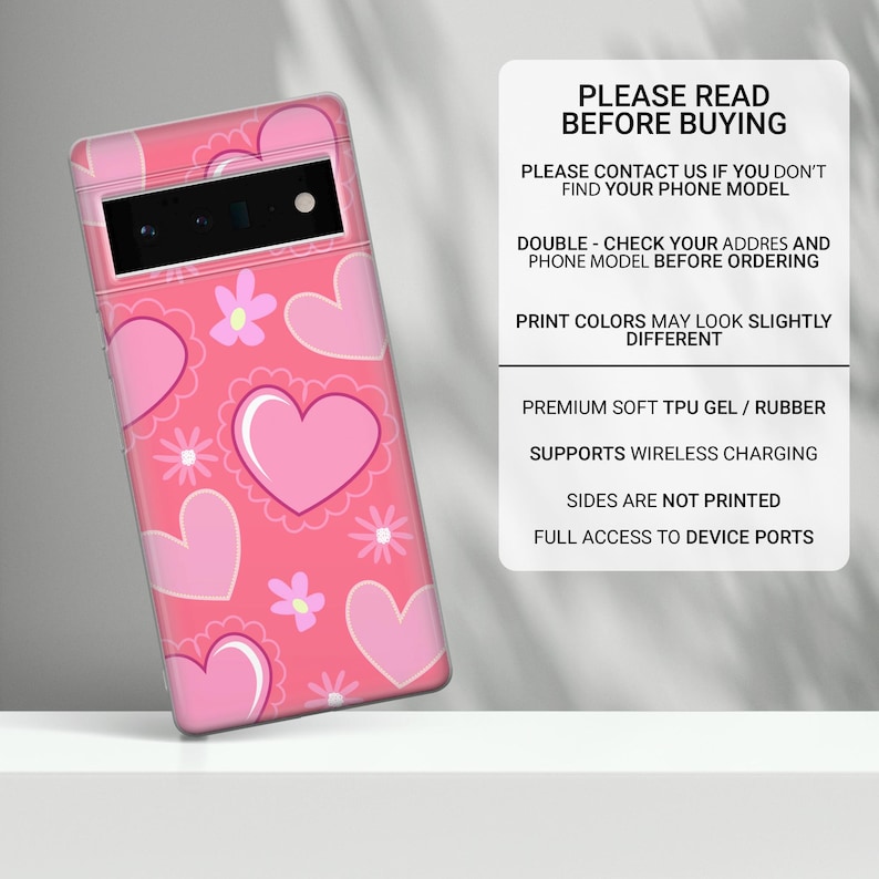 Pode incluir: Uma capa de telefone rosa com um padr&atilde;o de cora&ccedil;&otilde;es rosa e flores brancas. A capa &eacute; feita de gel TPU macio e borracha e suporta carregamento sem fio. Os lados da capa n&atilde;o s&atilde;o impressos e tem acesso completo &agrave;s portas do dispositivo. LEIA ANTES DE COMPRAR. ENTRE EM CONTACTO CONNOSCO SE N&Atilde;O ENCONTRAR O SEU MODELO DE TELEFONE. VERIFIQUE O SEU ENDERE&Ccedil;O E MODELO DE TELEFONE ANTES DE EFETUAR A ENCOMENDA. AS CORES DE IMPRESS&Atilde;O PODEM PARECER LEVEMENTE DIFERENTES. GEL TPU MACIO PREMIUM / BORRACHA. SUPORTA CARREGAMENTO SEM FIOS. OS LADOS N&Atilde;O S&Atilde;O IMPRESSOS. ACESSO COMPLETO &Agrave;S PORTAS DO DISPOSITIVO.