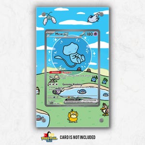 Può includere: Una carta Pokémon incorniciata con il personaggio blu Mew EX. La carta è ambientata su uno sfondo blu con illustrazioni di creature volanti e un paesaggio erboso. Il testo "CARD IS NOT INCLUDED" è in basso.