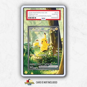 Pu&ograve; includere: Una carta Pok&eacute;mon valutata con Pikachu ex del set 2026 ASC EN. La carta &egrave; una Special Illustration Rare, valutata GEM MT 10 da PSA. L'artwork della carta raffigura Pikachu in un ambiente forestale, con il testo "Thunderbolt".