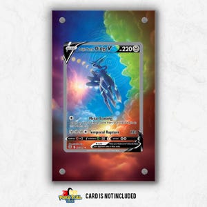 Pode incluir: Uma carta Pokémon Dialga V emoldurada com um design azul e prateado, contra um fundo colorido de azuis, verdes e laranjas. A carta é montada em um painel de acrílico transparente com ferragens prateadas. O texto "CARD IS NOT INCLUDED" é visível.