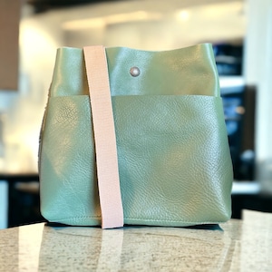 Bolso bandolera o de hombro Stevie auténtico de piel de grano completo en color verde brillante