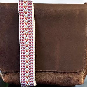 Bolso bandolera tipo cartera con diseño de perro Upstate de piel auténtica de grano completo color marrón