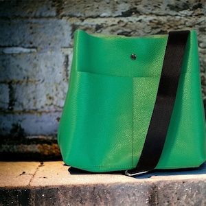 Bolso bandolera o de hombro Stevie auténtico de piel de grano completo en color verde brillante