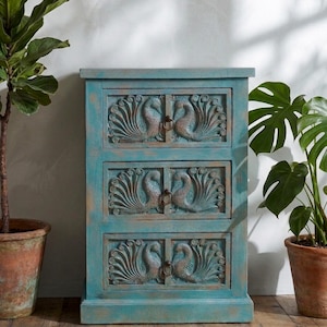 Handgeschnitzte Holztruhe | Pfau geschnitztes Nachttisch | Blauer Rustikaler Schrank mit Schubladen | Vintage Boho Möbel Akzent