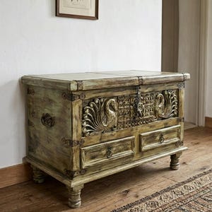 Baúl de almacenamiento indio antiguo / Cofre de dote de pavo real de madera tallada / Mesa de centro estrecha Damchiya / Caja para mantas nupciales