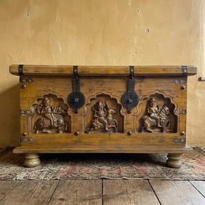 Baúl de almacenamiento de madera tallada india / Cofre de dote de madera / Aparador / Banco de entrada tipo mesa de centro estrecha / Caja para mantas