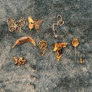 Lot of 8 Brooches/Pins image 2