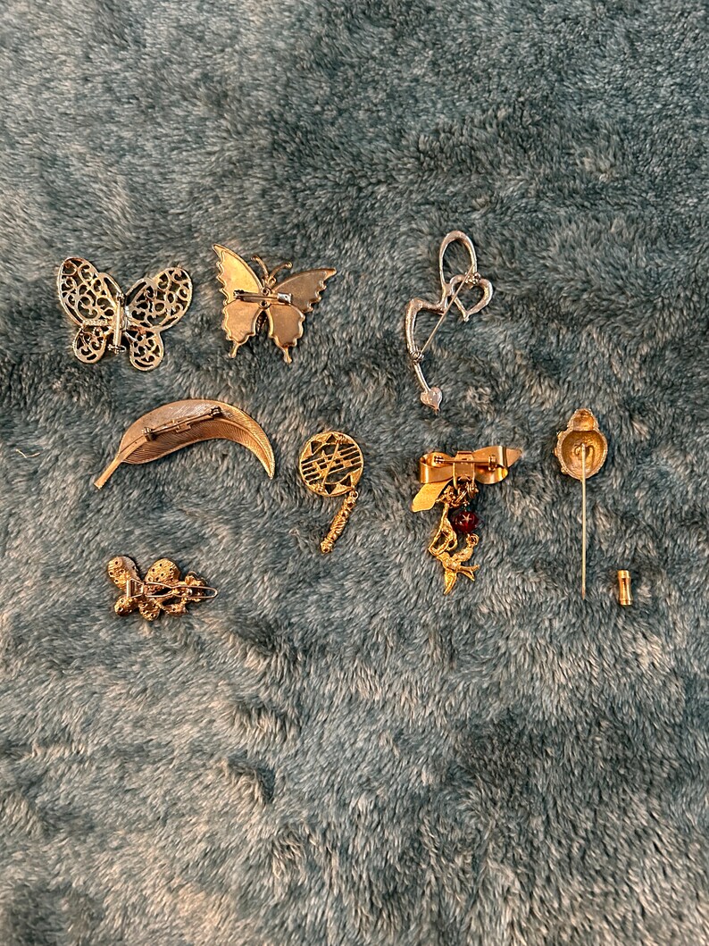 Lot of 8 Brooches/Pins image 2