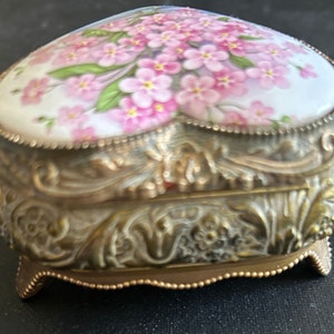 Vintage Mele &quot;Bunting&quot; Gold Tone Heart Shaped  Jewelry Japan Music Box