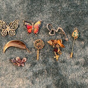 Lot of 8 Brooches/Pins image 1