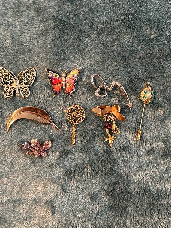 Lot of 8 Brooches/Pins - image 1