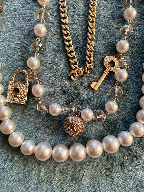 Charming Designed with Perl and Golden tone Chain… - image 3