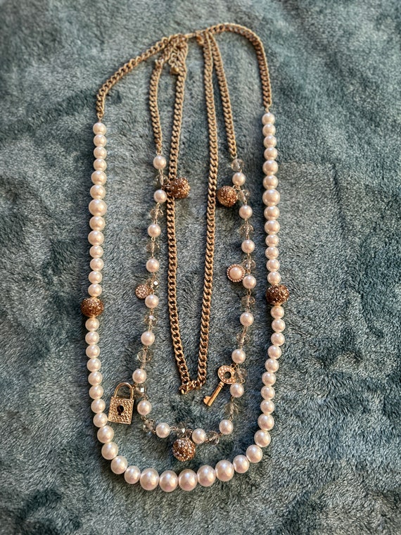 Charming Designed with Perl and Golden tone Chain… - image 1