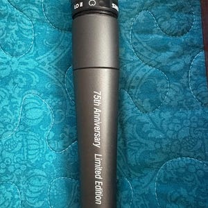 K&ouml;nnte beinhalten: Ein dunkelgraues Mikrofon mit einem schwarzen Mesh-Kopf. Auf dem Mikrofon steht der Text "75th Anniversary Limited Edition". Das Mikrofon befindet sich auf einer gemusterten blauen Oberfl&auml;che.