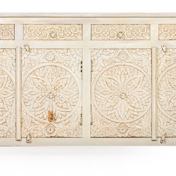 Commode mandala blanche avec 4 portes et 4 tiroirs, décorée de lotus et de tournesols. Fabriquée en bois de manguier en Inde. 186 x 44 x 97 cm