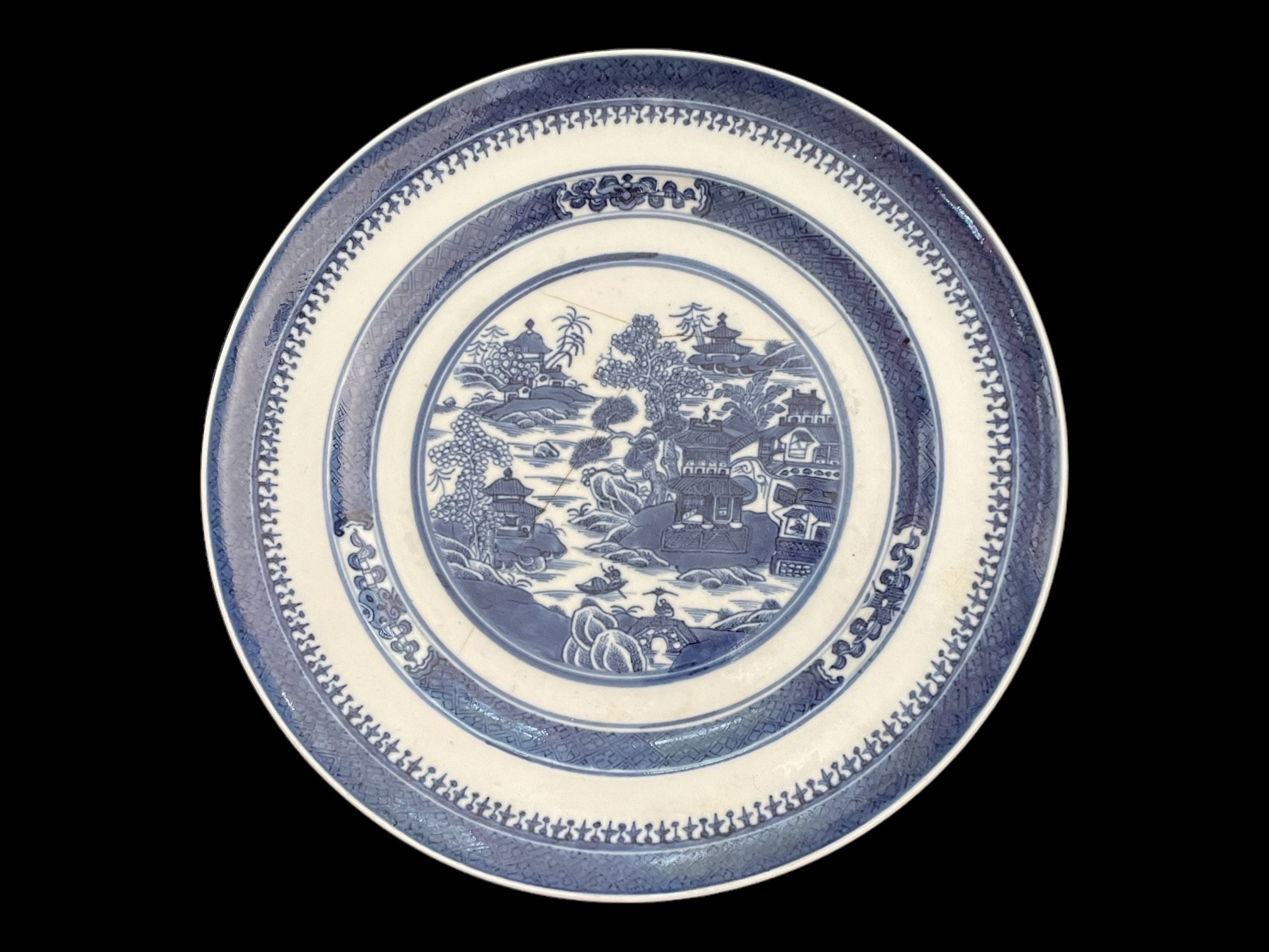 Antique Chinese Export Nanking pattern blue and white plate circa 1820