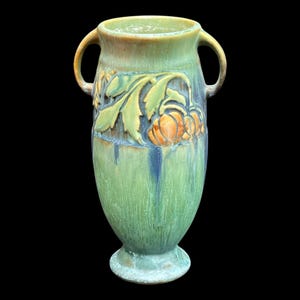 Vintage 1932 Roseville pottery “Baneda” vase in excellent condition