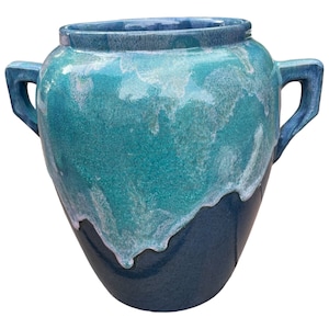 Könnte beinhalten: Eine große, blaue und grüne Keramikvase mit zwei Henkeln. Die Vase hat eine marmorierte Glasur mit einem Tropfeffekt.
