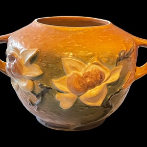 Beautiful Roseville Pottery 6&quot; vase in Magnolia design #446 in excellent condition