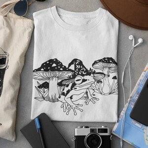 Funny frog witch shirt, cottage core T-shirt, mushroomcore tshirts, frog shirt, mushroom shirt, funny shirt, birthday gift for her