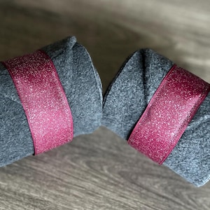 Donkergrijze lamsbeenwarmers met sprankelend kastanjebruine bandjes